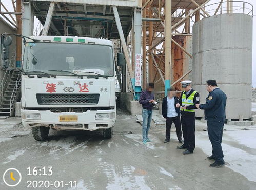 德慶交警迎戰(zhàn)春運嚴查違規(guī)運輸，一日查處準“百噸王”車輛力保道路安全